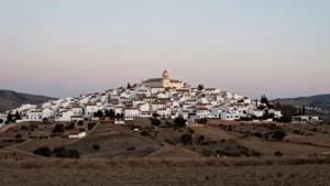 Pueblo de casas blancas en el sur de España al atardecer