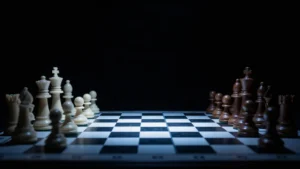 Tablero de ajedrez iluminado sobre fondo negro